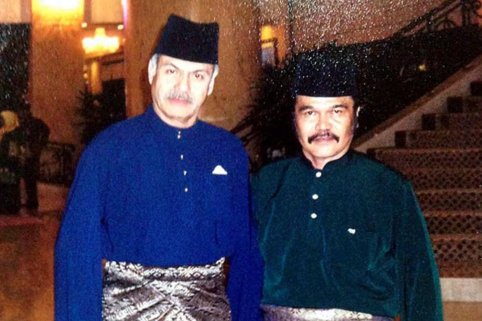KENANGAN MANIS: Pelakon veteran J. A. Halim (kanan) pernah berlakon dalam filem 'Bukit Kepong' bersama seniman legenda Allahyarham Jins Shamsuddin (kiri). Gambar menunjukkan pertemuan mereka di satu majlis yang menggabungkan artis veteran di Batu Pahat. - Foto INSTAGRAM J.A. HALIM