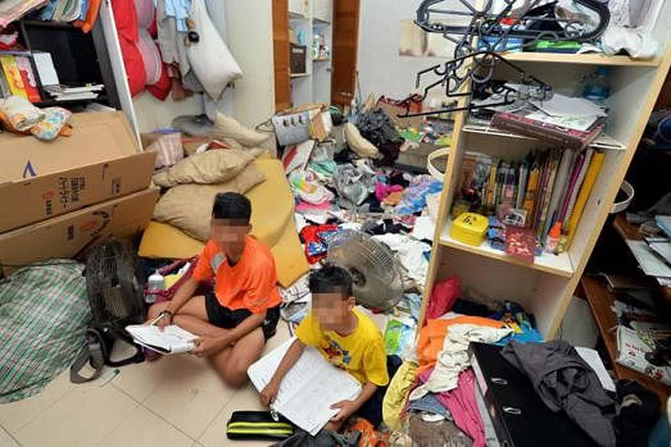 SELAGI MASIH ADA RUANG: Muhammad (kiri) dan adiknya yang hanya dikenali sebagai Zul menggunakan ruang kecil bersih bagi mengulang kaji pelajaran dan melakukan tugasan sekolah. - Foto M.O. SALLEH