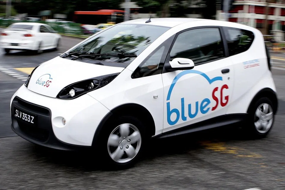 Kongsi kereta elektrik - KONGSI KERETA: Bagi pengguna yang lebih selesa menyewa, BlueSG adalah khidmat kereta sewa elektrik pertama yang dilancarkan di Singapura. Dengan melanggani khidmat itu pelanggan akan mempunyai akses kepada rangkaian 1,000 kenderaan elektrik yang boleh dikongsi 24 jam sehari, 7 hari seminggu, dengan kewujudan tempat ambil dan kembalikan kereta di serata pulau. - Foto fail