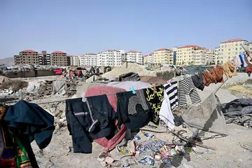 HIDUP MELARAT DEK PERANG: Lebih empat juta rakyat Afghanistan tinggal di khemah-khemah penempatan sementara (IDP) tanpa kemudahan asas yang sempurna. Gambar yang dirakamkan pada 21 Jun lalu menunjukkan IDP berhampiran flat baru yang didirikan di ibu kota Kabul. - Foto AFP