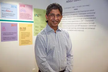 TERUS KEJAR ILMU: Walaupun Encik Isa Jamaluddin seorang pendidik orang dewasa adjung bersama Institut bagi Pembelajaran Orang Dewasa (IAL), beliau sendiri seorang pelajar yang tidak pernah berhenti mengejar dan meraih pengetahuan dan kemahiran baru.- Foto BH oleh ROSLEE ABDUL RAZAK