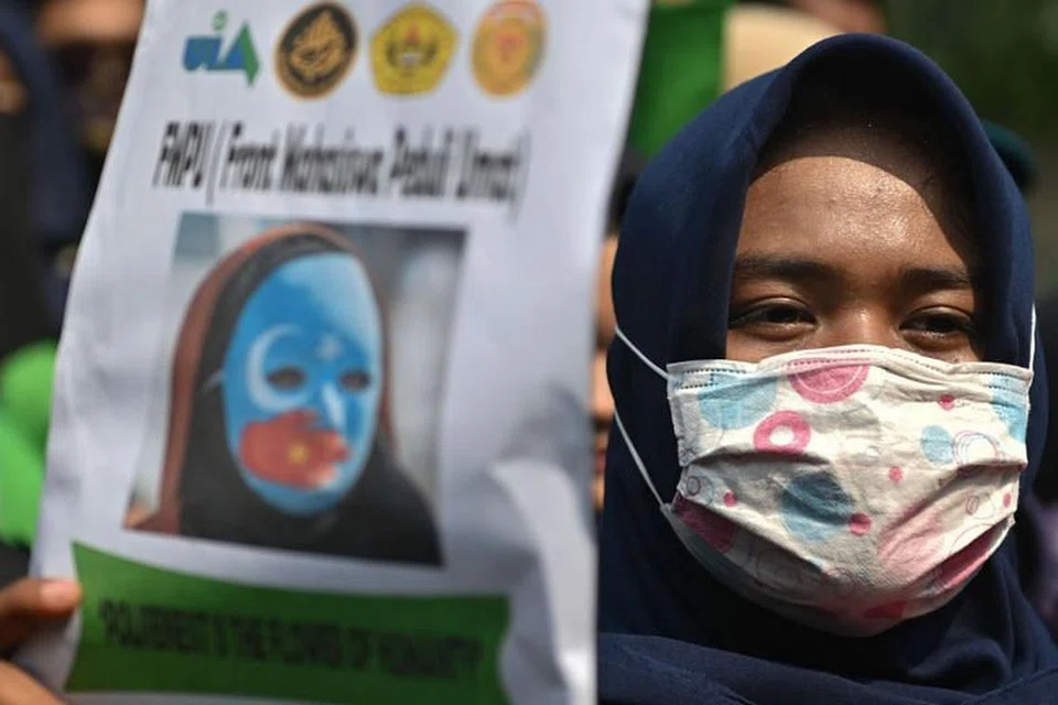 Seorang penunjuk perasaan menunjukkan sokongan bagi minoriti Uighur di China di luar kedutaan China di Jakarta pada 20 Disember 2019.