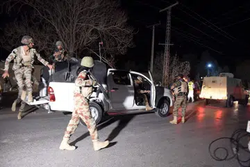 Askar Pakistan memasuki Maktab Polis Balochistan di Quetta pada 24 Oktober, selepas militan menyerang maktab itu. 