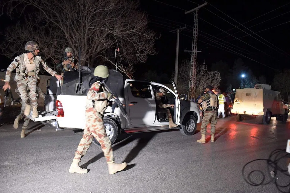 Askar Pakistan memasuki Maktab Polis Balochistan di Quetta pada 24 Oktober, selepas militan menyerang maktab itu. 