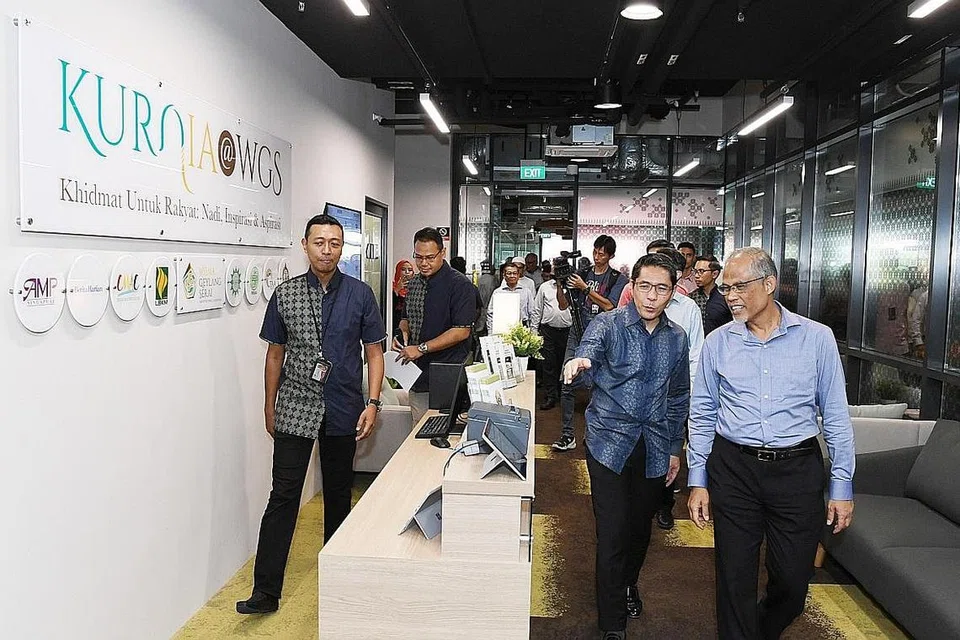 PUSAT SEHENTI: (Depan, dari kiri) Pengurus Besar WGS, Encik Mulyadi Ahmad membawa Dr Maliki dan Encik Masagos meninjau antara kemudahan di KURNIA@WGS bersama tetamu lain. - Foto-foto BH oleh KHALID BABA