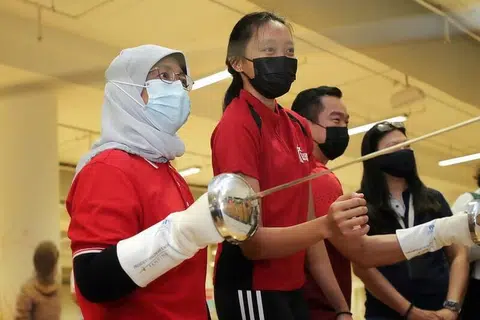 Presiden Halimah Yacob (paling kiri) bersama pelawan pedang Singapura Kiria Tikanah Abdul Rahman (dua dari kiri) di OCBC Arena pada 1 Julai. - Fail ST 