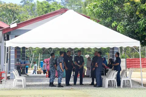 PILU:  Keadaan di kediaman penuntut Institut Pengajian Pentadbiran dan Pengurusan (INSTAR), Pangkalan Udara Sendayan, Laskar Udara I Mohd Iqmal Masdi di Kampung Rawa Hulu, Lenggeng, pada Isnin. Mohd Iqmal, 22 tahun, disahkan meninggal dunia dalam insiden kemalangan ketika menjalani latihan menembak senjata dan bom tangan di Tapak Latihan Grenad Asas, lapang sasar Kem Syed Sirajuddin, Gemas. 