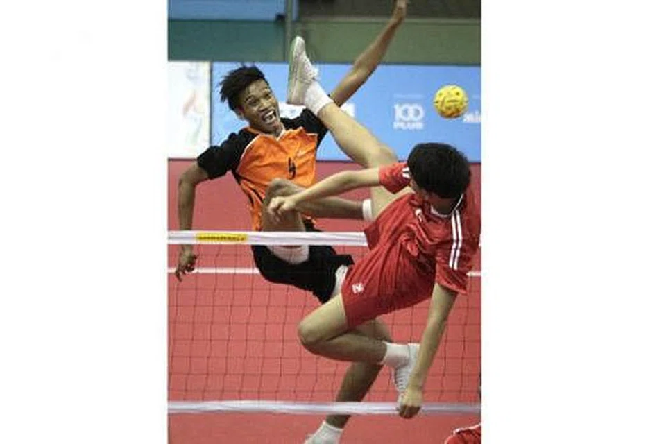 LEBIH SEIMBANG: Persaingan dijangka lebih seimbang tahun ini dengan sukan seperti sepak takraw (atas) dan badminton ditawarkan apabila peserta dibahagi kepada dua divisyen mengikut keupayaan individu. - Foto-foto fail