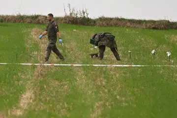Anggota polis dan tentera berada di lokasi penemuan serpihan yang dipercayai daripada peluru berpandu Poland di kampung Choiny, timur Poland, 19 September 2025. Sisa peluru berpandu itu dipercayai dilancarkan bagi menembak jatuh dron Russia. Pada malam 9 hingga 10 September 2025, dron Russia berulang kali menceroboh ruang udara Poland semasa serangan udara besar-besaran ke atas Ukraine, yang disifatkan Warsaw sebagai satu provokasi. Insiden itu memaksa Poland dan sekutu NATO menghantar jet pejuang, dan Poland berkata dron yang dianggap ancaman terus telah berjaya ditembak jatuh pada malam tersebut