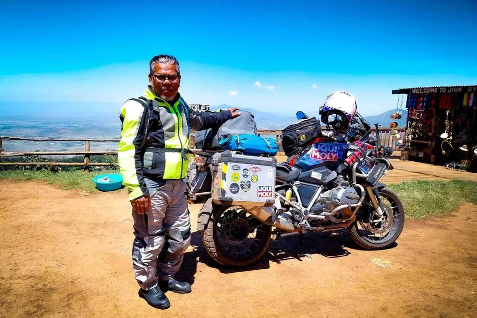 Encik Muhammad Rahim Resad melakukan perjalanan menunggang  motosikal secara solo merentas tiga benua untuk mengumpul dana bagi membantu keluarga susah melalui pertubuhan Free Food For All. Gambar menunjukkan beliau di Taman Negara Hells Gate di Kenya.