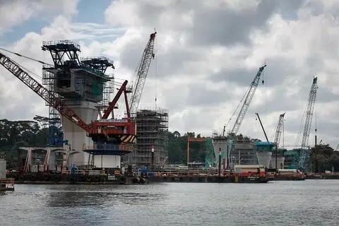 Pembinaan Laluan Sistem Transit Laju (RTS Link), perkhidmatan ulang-alik transit aliran ringan sepanjang 4 kilometer antara stesen Bukit Chagar di Johor Bahru dengan stesen Woodlands North di Singapura, berjalan lancar dan kini hampir 80 peratus siap.