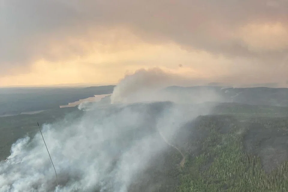 DILANDA JEREBU: Gambar yang diambil oleh seorang juruterbang helikopter menunjukkan asap tebal menyeliputi  Quebec - bandar paling teruk terjejas dek kebakaran yang berlaku di Canada. 