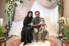 TANPA BERAT SEBELAH: Cik Sakina Shariff Marican dan Encik Ritzni Nashrin Kirsan, bersama bayi mereka, terus mendapat bimbingan daripada naib kadi mereka, Ustaz Muhammad Farhan Nordin, walaupun selepas lebih dua tahun bernikah. - Foto BH oleh LIM YAOHUI