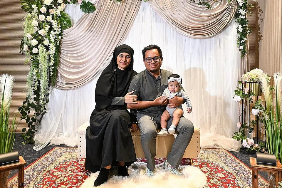 TANPA BERAT SEBELAH: Cik Sakina Shariff Marican dan Encik Ritzni Nashrin Kirsan, bersama bayi mereka, terus mendapat bimbingan daripada naib kadi mereka, Ustaz Muhammad Farhan Nordin, walaupun selepas lebih dua tahun bernikah. - Foto BH oleh LIM YAOHUI