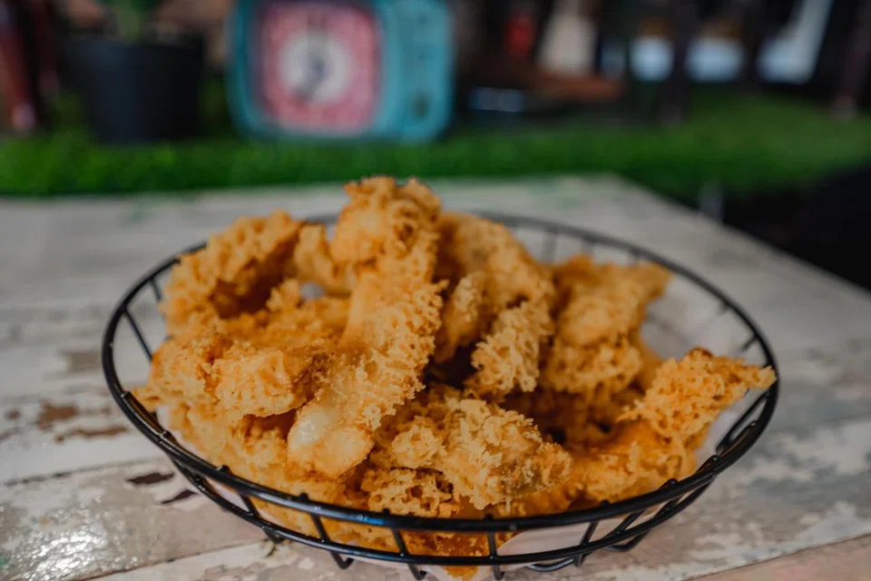 KERAK TIDAK TERPISAH: Makan Melaka mempunyai cara khusus menghasilkan kerak yang melekat kepada pisang gorengnya, agar ia tidak bertabur. 