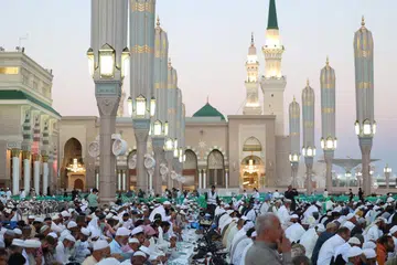 Jemaah berbuka puasa di Masjid Nabawi di Madinah pada 4 April semasa bulan Ramadan yang menyaksikan lebih 20 juta jemaah dan pengunjung menunaikan solat di Masjid Nabawi di Madinah, sepanjang  20 hari pertama Ramadan kali ini. 