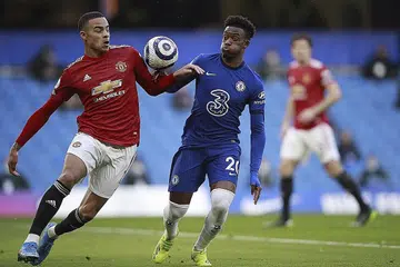PENALTI ATAU TIDAK? Greenwood (kiri) dan Hudson-Odoi (kanan) bergelut bola dalam perlawanan seri tanpa gol antara Manchester United dengan Chelsea kelmarin di Stamford Bridge. - Foto-foto EPA-EFE 
