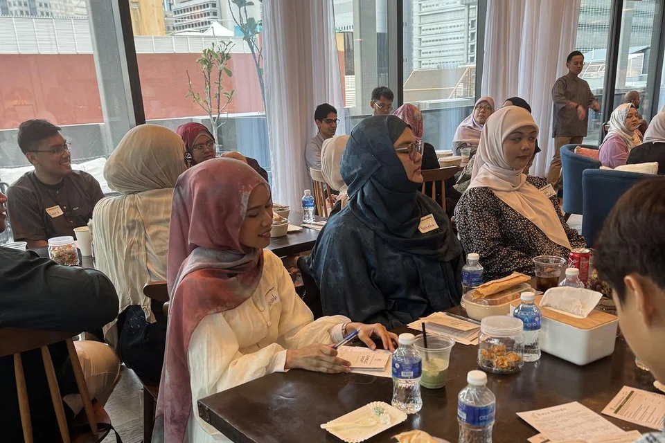 Wartawan media sosial menyertai acara ‘Singles Social’, yang mana peserta bujang berpeluang berjumpa ‘singles’ lain. 