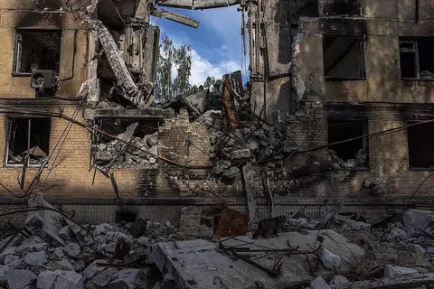 MUSNAH: Bangunan di utara Kyiv, Ukraine, musnah akibat bedilan Russia yang akan diberi tekanan oleh G-7 dan Nato ekoran pencerobohannya ke atas Ukraine. - Foto EPA-EFE