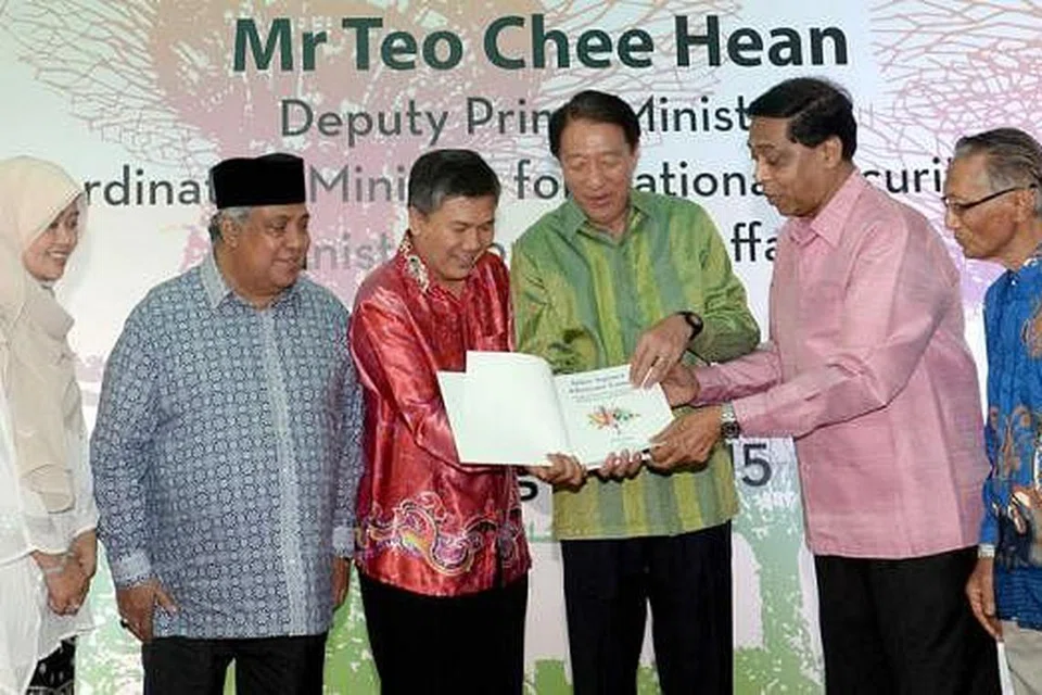 USAHA DIABADIKAN: Encik Teo (tiga dari kanan) melancarkan buku ACG di majlis Makan Tengah Hari Penghargaan bagi Sukarelawan Masyarakat dan diiringi oleh Pengerusi ACG, Encik Azmoon Ahmad (tiga dari kiri); Pengerusi bersama RRG, Ustaz Ali Mohamed (dua dari kiri), Ketua Pegawai Eksekutif Mendaki, Cik Tuminah Sapawi (kiri); Haji Rhazaly Noentil (kanan) dan Presiden Taman Bacaan, Encik Abdul Halim Kader (dua dari kanan). - Foto TAUFIK A.KADER