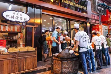 POTENSI PASARAN HALAL: Ekoran permintaan untuk produk dan khidmat halal di China semakin meningkat, terdapat banyak kawasan yang memenuhi keperluan itu. Ini termasuk kawasan Hui Block di Xi'an (gambar atas), yang terkenal dengan makanan halal Cina dan menarik ramai pelancong. - Foto BLOG ROSNAH INDARTI