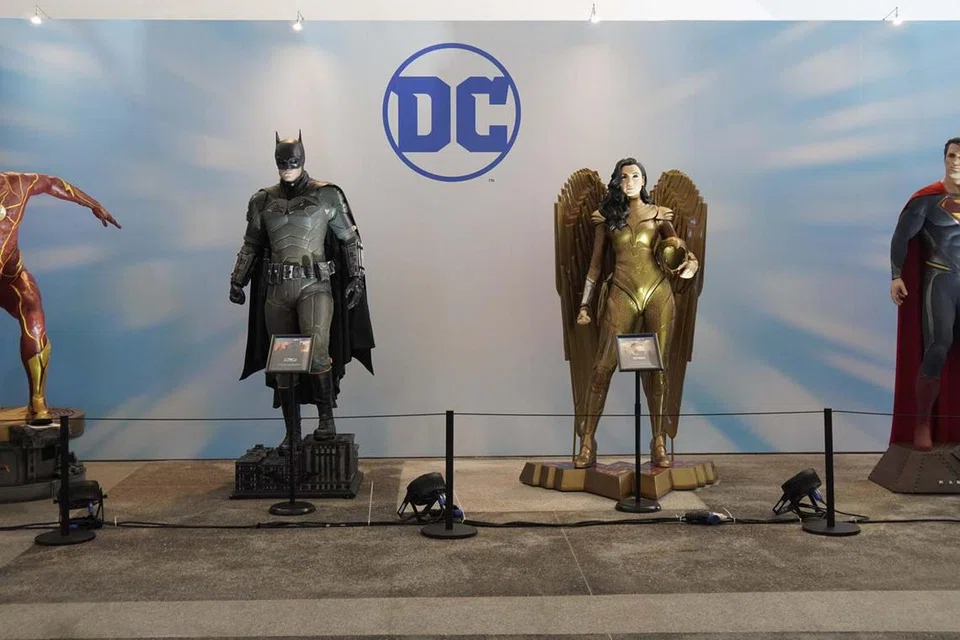 WIRA POPULAR: Temui wira-wira DC, seperti The Flash, Batman, Wonder Woman dan Superman, di Pantai Siloso, Sentosa sempena sambutan ulang tahun ke-100 Warner Bros Studio.