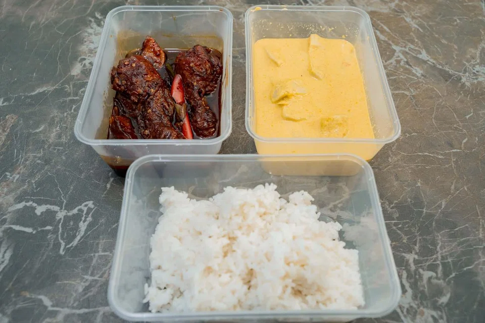 (Dari kiri) Lauk kicap ayam, lauk lemak nangka daging dan nasi merupakan hidangan Ramadan tawaran Dapur Mother Mary. Pelanggan juga akan mendapat kuih dan minuman dengan kerjasama jenama lain seperti kuih oleh Santan by Auntie Bedah dan teh tarik oleh Tres Tarek. 