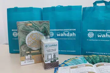 Setiap sumbangan sebanyak $500 akan menerima satu set Al-Quran eksklusif, Mushaf Wahdah, dan satu tin kurma, Ajwa Madinah.