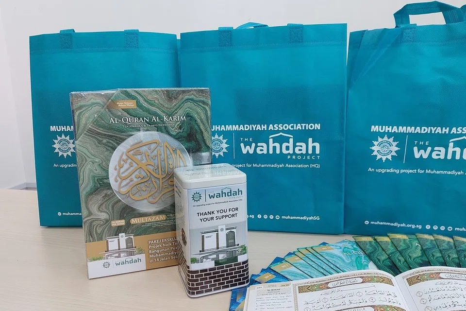 Setiap sumbangan sebanyak $500 akan menerima satu set Al-Quran eksklusif, Mushaf Wahdah, dan satu tin kurma, Ajwa Madinah.