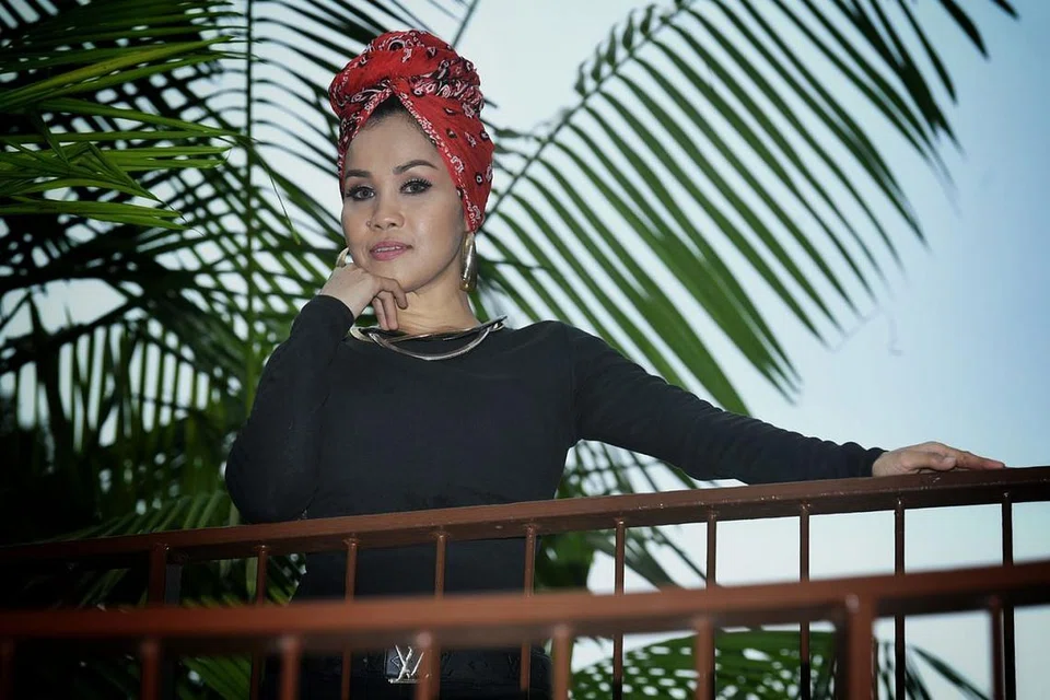 MISI PERKASA SEMANGAT POSITIF: Dalam rapper wanita Mawar Berduri yakinkan dirinya mampu relevan dalam persada hip hop yang pesat berubah, beliau juga berharap lagu-lagunya seperti 'Yang Terhebat' memperkasa pendengar dari segi bahasa dan nilai hidup. - Foto BH oleh KHALID BABA