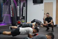 BERMULA SEBAGAI 'INTERN': Danish Husli (bertinggung) kini pemilik saham, pengurus dan ketua jurulatih bagi gimSpartans Boxing Club di Downtown East sejak awal 2020. - Foto SPARTANS BOXING CLUB