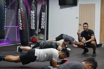 BERMULA SEBAGAI 'INTERN': Danish Husli (bertinggung) kini pemilik saham, pengurus dan ketua jurulatih bagi gimSpartans Boxing Club di Downtown East sejak awal 2020. - Foto SPARTANS BOXING CLUB