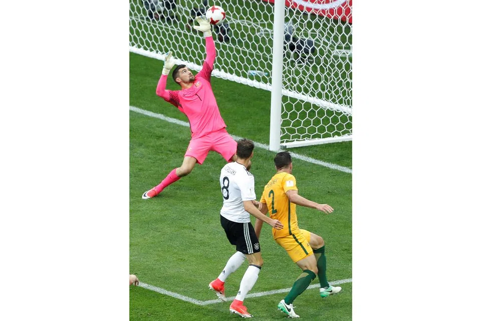GOL KEMENANGAN Pemain Jerman Leon Goretzka (jersi nombor 8) menjaringkan gol ketiga German bagi memastikan kemenangan ke atas Australia. - Foto REUTERS