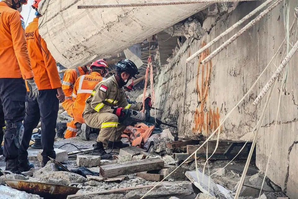 Foto edaran yang disediakan oleh Agensi Mencari dan Menyelamat Nasional Indonesia (BASARNAS) menunjukkan pasukan penyelamat mencari mangsa runtuhan bangunan di sebuah sekolah agama Islam di Sidoarjo, Jawa Timur, Indonesia, 3 Oktober 2025. Sekurang-kurangnya lima orang terbunuh dan seramai 59 lagi dikhuatiri tertimbus selepas dewan solat runtuh ketika pelajar menunaikan solat Asar di Sekolah Agama Islam Al Khoziny, Jawa Timur.