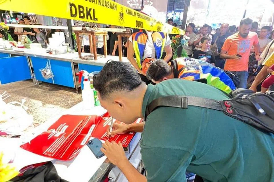 SITA DAN KOMPAUN: Kakitangan Dewan Bandaraya Kuala Lumpur (DBKL) mengeluarkan kompaun dan arahan tutup serta-merta sebuah premis menjual manisan Arab yang beroperasi tanpa lesen sah di Bukit Bintang, Kuala Lumpur.