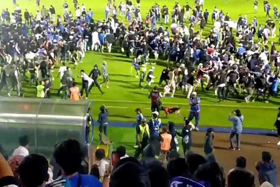 REMPUH PADANG: Penonton dan penyokong kelab bola sepak Arema FC dan Persebaya Surabaya masuk ke dalam padang dan bertempur sesama mereka sedang pasukan keselamatan gagal mengawal keadaan hingga mengakibatkan lebih 130 maut dan hampir 200 yang lain cedera, dalam kejadian yang berlaku di Stadium Kanjuruhan, Malang, Jawa Timur, lewat malam kelmarin. 