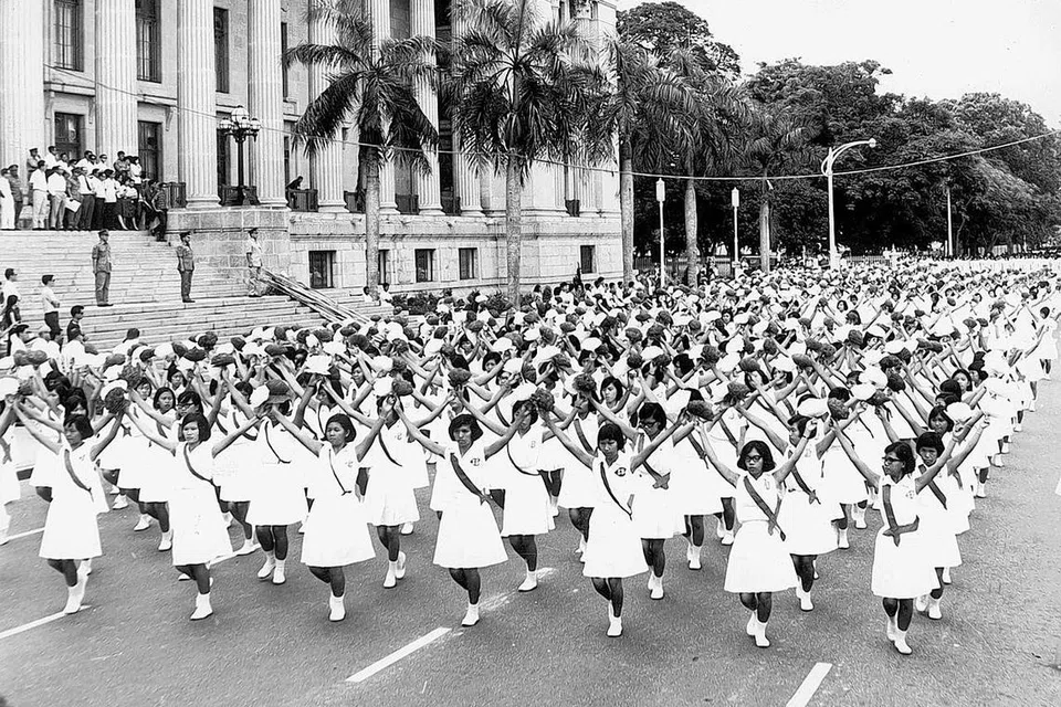 1966: Hari Kebangsaan yang penuh bersejarah - kali pertama sejak perpisahan dari Malaysia. Sekitar 23,000 peserta menyajikan persembahan bertenaga dan berwarna-warni