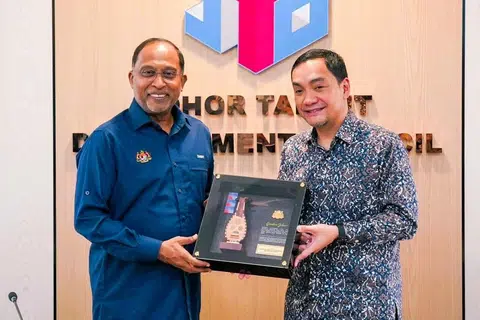 Menteri Pendidikan Tinggi, Datuk Seri Dr Zambry Abd Kadir (kiri), menerima cenderahati daripada Menteri Besar Johor, Datuk Onn Hafiz Ghazi, sempena lawatan beliau ke pejabat Majlis Pembangunan Bakat Johor (JTDC) di Iskandar Puteri.