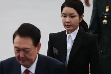 Presiden Korea Selatan, Encik Encik Yoon Suk Yeol, dan wanita pertama telah menafikan sebarang salah laku dan berkata hadiah beg berjenama ‘Dior’ itu adalah sebahagian daripada usaha untuk memburukkan nama mereka.