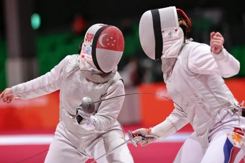 Maxine Wong (kiri) dari Singapura mencatat mata menentang Janna Allysah Catantan dari Filipina dalam pusingan 32 terbaik acara foil individu wanita di Sukan Asia.