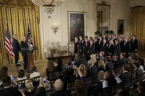 BARISAN BARU: Encik Donald Trump (kiri) memerhatikan upacara angkat sumpah kakitangan kanan di Rumah Putih yang dipimpin oleh Naib Presiden Mike Pence (dua dari kiri) semalam. - Foto REUTERS