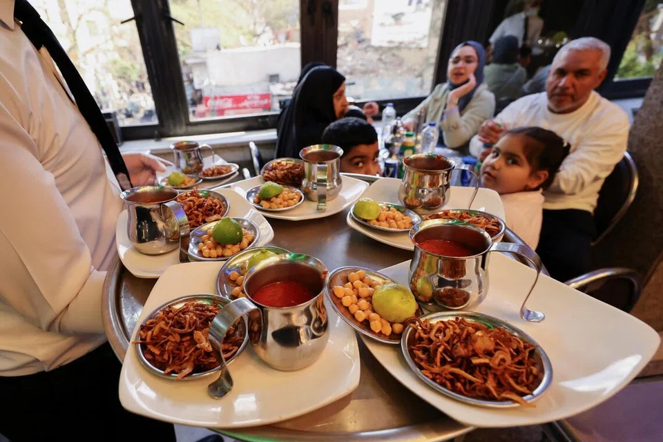 Seorang pekerja menghidangkan Koshary, hidangan warisan Mesir yang diiktiraf Unesco, kepada pelanggan, di Kahirah, pada 9 Disember 2025.