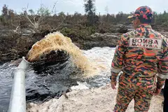 Jabatan Bomba dan Penyelamat Malaysia (JBPM) Johor menggunakan pam hidraulik bagi membanjiri dan memadamkan kebakaran hutan tanah gambut di sekitar kawasan Taman Bayu Damai.
