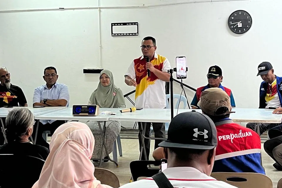 BERI PENJELASAN: Calon Pakatan Harapan (PH) kerusi Dewan Undangan Negeri (DUN) Sungai Tua merangkap Menteri Besar sementara Selangor, Datuk Seri Amirudin Shari (berdiri), menyampaikan ceramah pada pertemuan bersama penduduk Pangsapuri Selayang Sejati, Gombak, Selangor, pada Selasa.
