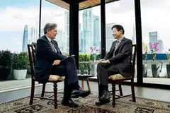 Timbalan Perdana Menteri Encik Lawrence Wong (kanan) diwawancara Ketua Editor Bloomberg News Encik John Micklethwait. - Foto MOF