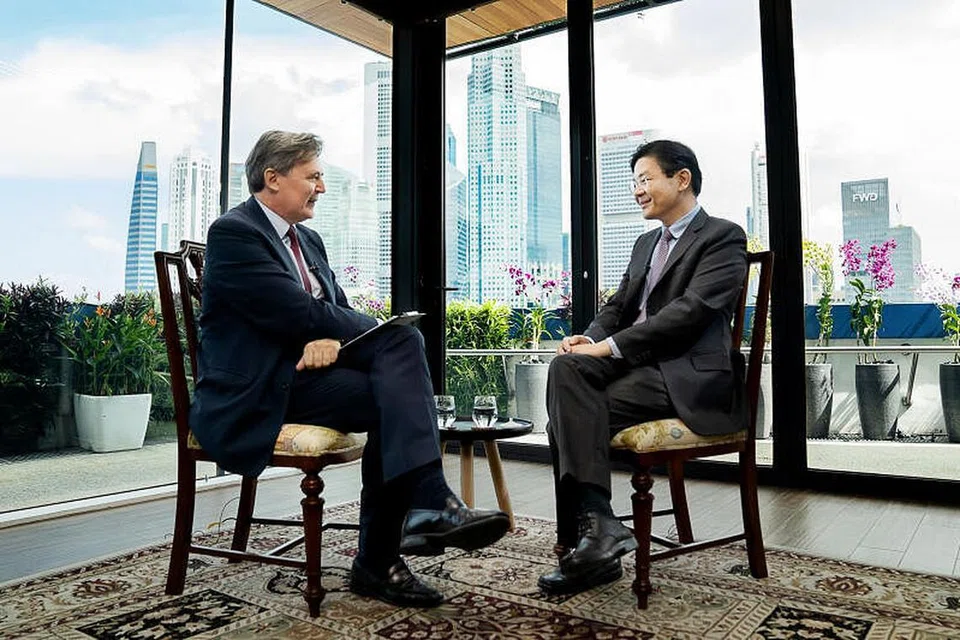 Timbalan Perdana Menteri Encik Lawrence Wong (kanan) diwawancara Ketua Editor Bloomberg News Encik John Micklethwait. - Foto MOF