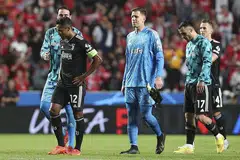 KECEWA: Pemain Juventus kelihatan kecewa lepas tewas 3-4 kepada Benfica kelmarin, mengakibatkan mereka tersingkir daripada Liga Juara-Juara. - Foto-foto EPA-EFE
