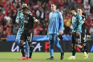 KECEWA: Pemain Juventus kelihatan kecewa lepas tewas 3-4 kepada Benfica kelmarin, mengakibatkan mereka tersingkir daripada Liga Juara-Juara. - Foto-foto EPA-EFE