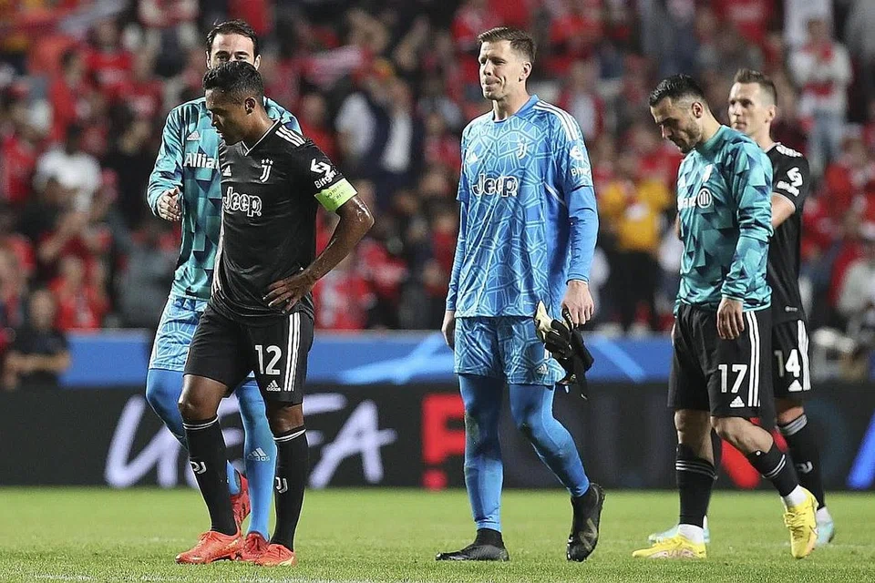 KECEWA: Pemain Juventus kelihatan kecewa lepas tewas 3-4 kepada Benfica kelmarin, mengakibatkan mereka tersingkir daripada Liga Juara-Juara. - Foto-foto EPA-EFE
