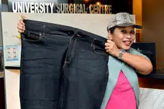 DULU SAIZ 4XL, KINI L: Dengan berat badan yang mencecah hampir 100 kilogram dan atas nasihat doktor, Cik Zubaidah Hassan Basri sedar dalam usia yang doktor sifatkan agak muda, beliau tidak sepatutnya bergantung pada banyak ubat serta asyik perlu temui ramai doktor bagi menangani masalah kesihatan berkaitan dengan berat badannya yang berlebihan. - Foto M.O. SALLEH